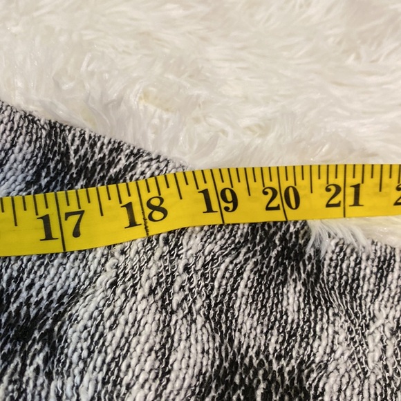 SHANNON FORD NEW YORK Black & White CHECKERED SWEATER Hi Low Hem Sz M EUC - Picture 8 of 12